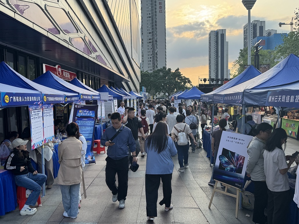 招聘会现场2.jpeg